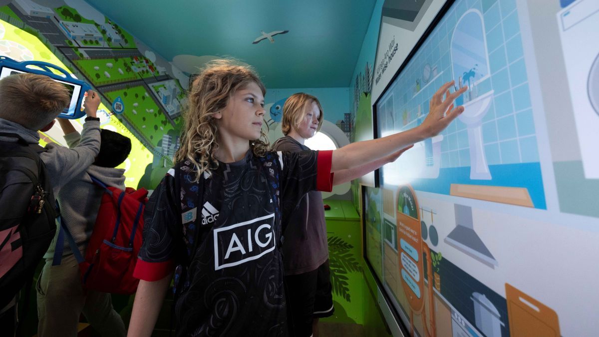 Photo showing two Balmoral School students exploring the Waterwise House game