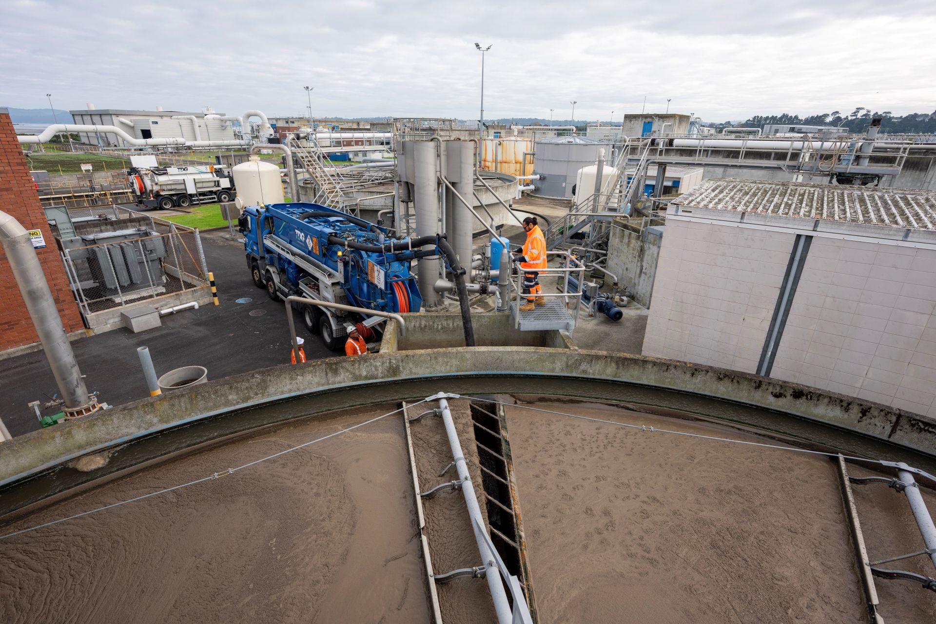 Crews extract sludge from a dissolved air flotation tank at Māngere Wastewater Treatment Plant..jpg